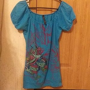 A blue shirt with redish pink design